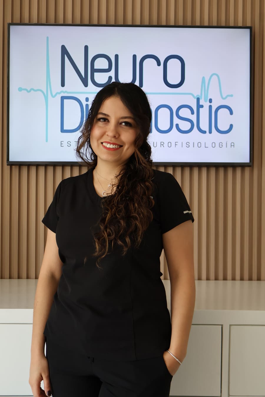 Dra. Alejandra Elizabeth Villagrán Guerrero en el consultorio de Neurodiagnostic