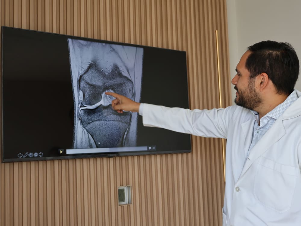 Dr. Juan Ignacio Farfán Gómez explicando una resonancia de rodilla